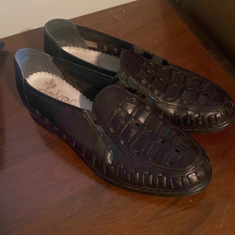 RIEKER  LEATHER SHOES Size 7 US runs large